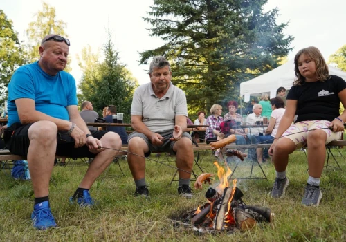 Pieczoki, przejażdżki i Bezmiana. Ognisko nad Olzą w Wierzniowicach