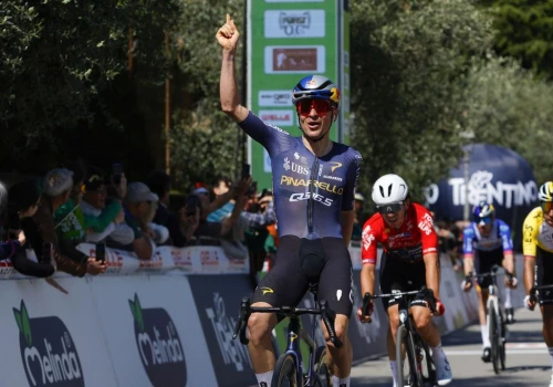GP Industria & Artigianato 2026: Tom Pidcock triumfuje na solo