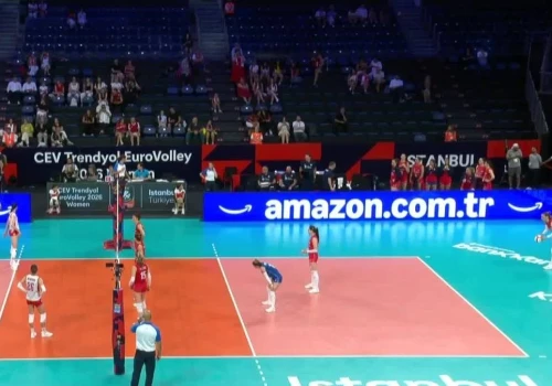 Niepokojące obrazki w meczu Polska - Serbia na ME siatkarek. Opuścił ławkę trenerską (WIDEO)