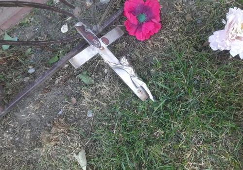 Wyciął szlifierką przydrożny krzyż. Wcześniej zniszczył kapliczki pod kościołem
