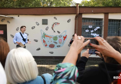 Nostalgiczna mozaika na ścianie sklepu 