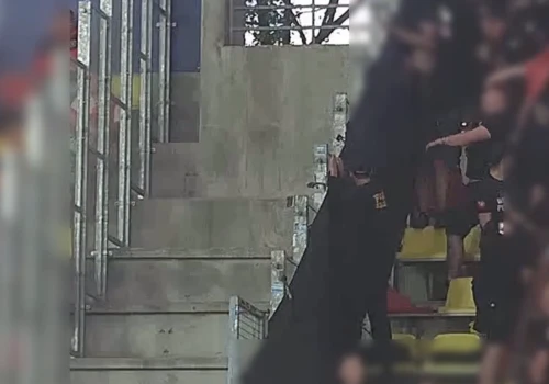 Pseudokibic Wisły wyrwał krzesełko i rzucił nim w stronę trybuny z dziećmi (Nagranie)
