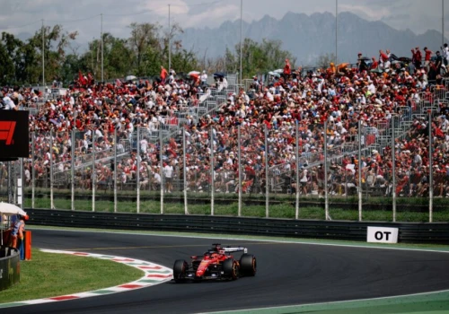 Leclerc rozbił Ferrari na drugim okrążeniu. Wyjaśnił też starcie z Hamiltonem