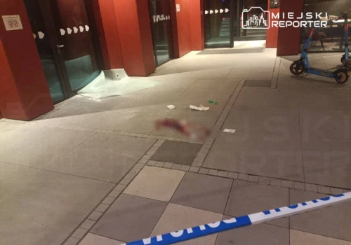 Dramat w Akademiku na Mokotowie. 20-latek wszedł na szklany daszek, który się pod nim zarwał. Mężczyzna jest w ciężkim stanie
