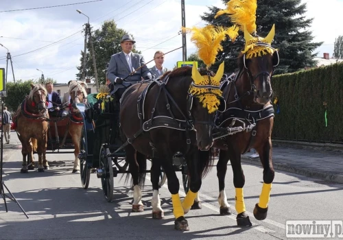 Tak Ciechowice rozpoczęły gminne dożynki! Barwny korowód w Zawadzie Książęcej