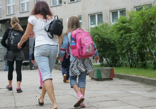 Samotnie wychowuje dzieci, nie pracuje. 