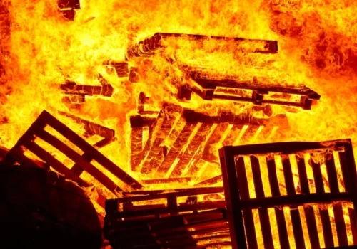 Potężny pożar pod Wrocławiem. Wielkie płomienie i gęsty dym widziany z wielu kilometrów