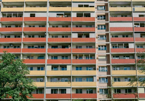 Lokator zablokuje mieszkanie. Właściciele zapłacą za kredyt i utrzymanie