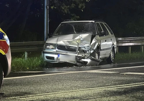 Miał ponad trzy promile, nie zauważył oczekującego na zielone światło auta. Dwie osoby w szpitalu