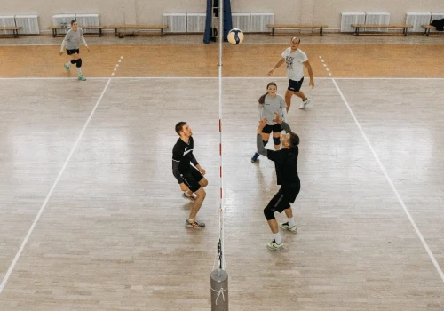 Aktywność sportowa w grupie wiązała się z lepszą kondycją psychiczną nastolatków. Znaczenie miały samoocena i wsparcie społeczne