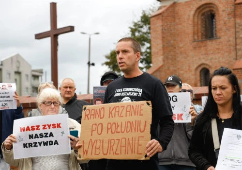 Mieszkańcy Osiedla Maltańskiego przyszli z dokumentami eksmisyjnymi Pani Sandry. Słowo na niedzielę: Jezus stałby tutaj z nami