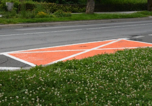 Pomarańczowe miejsca parkingowe. Kolor mówi, kto może z nich korzystać