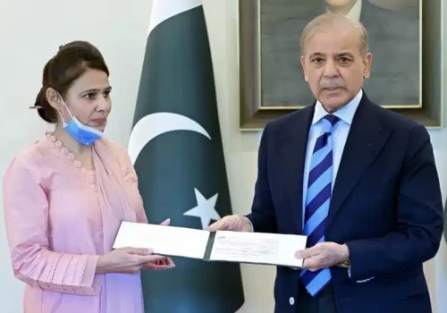 Premier Pakistanu uhonorował chrześcijańską pielęgniarkę, która ryzykowała życie ratyjąc noworodka