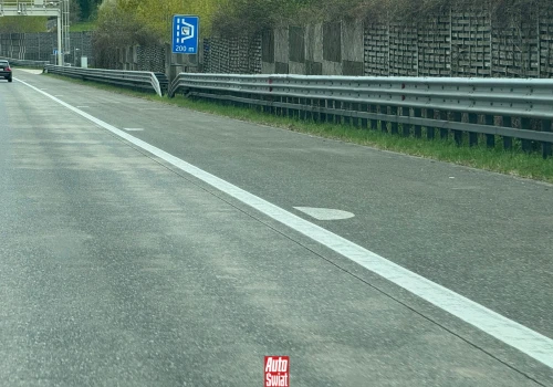 Austria ma sposób na gęstą mgłę. Wystarczy spojrzeć na pobocze