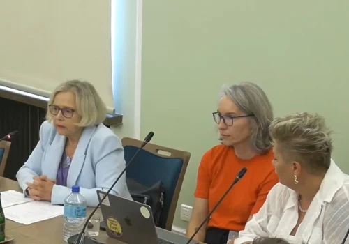 „Moje dziecko było zdrowe. Dlaczego trzeba je operować?” W Sejmie o prawach osób interpłciowych i decyzjach podejmowanych za dzieci