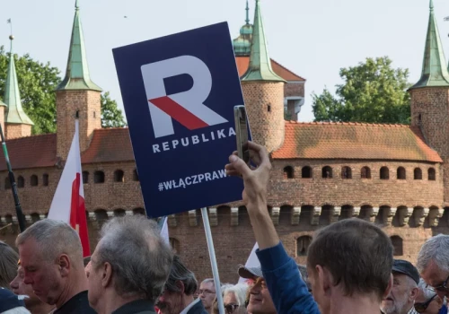 Kartonowi politycy, pizza i 2 mln zł. Niedzielna akcja TV Republika