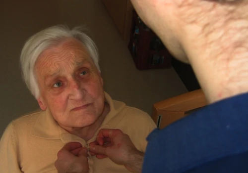 Starzy, samotni, bezradni i niewidzialni. Opieka nad opolskimi seniorami się załamuje