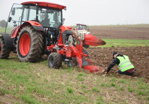 Zabytkowe ciągniki ruszą do orki, a panie powalczą na torze. Rolnicze święto już 13 września