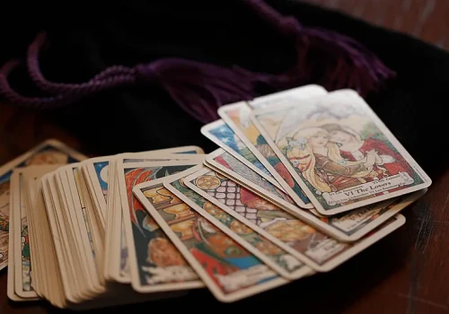 Rosnące zainteresowanie tarotem, astrologią. Alians Ewangelikalny reaguje