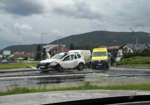Pijany w sztok za kierownicą Dacii. Przeciął rondo i wbił się w Forda