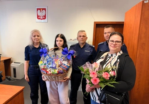 12-letnia Laura znalazła portfel z kilkoma tysiącami złotych. Policja wyróżniła ją za uczciwość