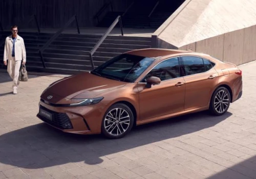 Toyota Camry tanieje o 42 tys. zł. Rocznik 2026 kosztuje teraz 149 800 zł