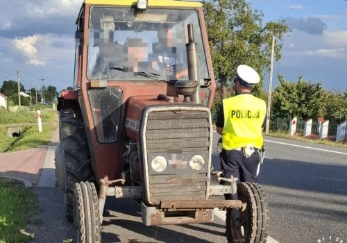 Za dużo pasażerów, brak OC i zły stan techniczny. Policja zatrzymała ciągnik