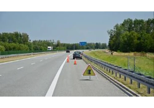 Tygodniami stoją na autostradzie. Służby są bezsilne