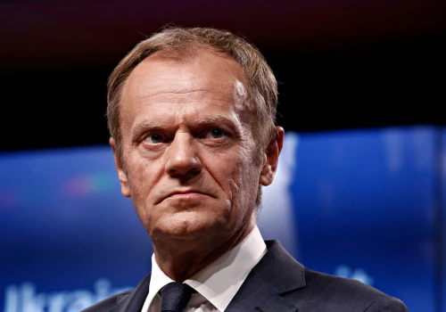 Premier wprowadził 2. i 3. stopień alarmowy. W szkołach zakaz wstępu, na kolei wyższy poziom ochrony