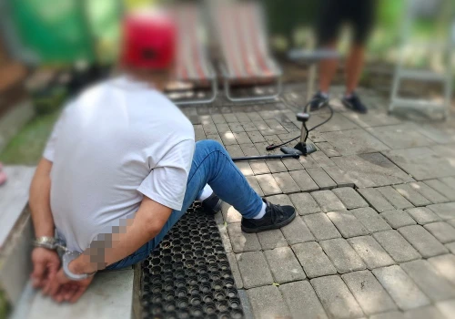 Prywatny chodnik ze skradzionej kostki. Otwoccy kryminalni zatrzymali 41-latka