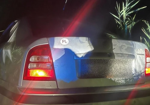 Pościg za 19-latkiem przez kilka miejscowości. Zatrzymał się dopiero, gdy wpadł autem do stawu
