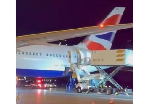 Awaryjne otwarcie rękawa ewakuacyjnego. Lot British Airways opóźniony