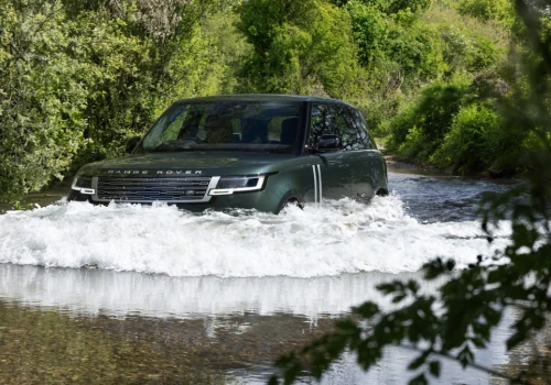 Range Rover Electric ma 550 KM i pokona wodę o głębokości prawie metra