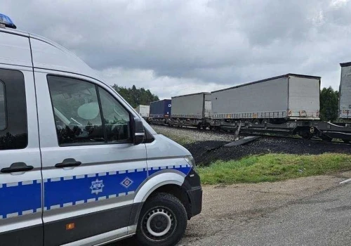 Groźny wypadek w Okuniowcu. Pociąg towarowy uderzył w ciężarówkę