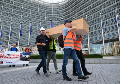 „Te trumny są świadectwem powolnej śmierci europejskiego przemysłu”. Protest branży stalowej w Brukseli