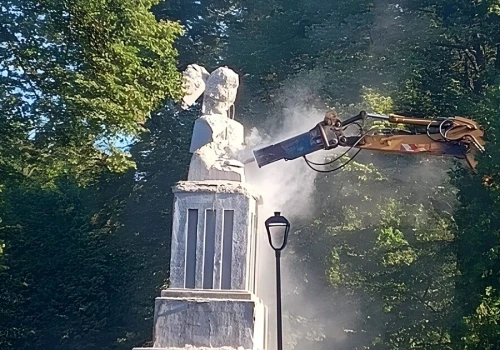 Rozebrano pomnik żołnierzy Armii Czerwonej w Bytomiu. Decyzja PINB i bezpieczeństwo na cmentarzu