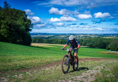 Sportowa rywalizacja w Dzięgielowie. Rowerzyści ścigali się po malowniczych trasach