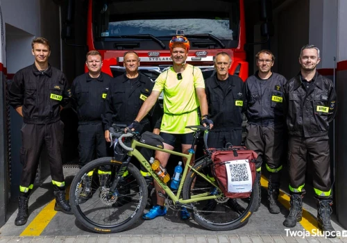 Peleton Kory wyruszył ze Słupcy. Zbierają pieniądze na walkę z agresywnym rakiem.