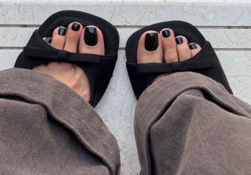 Espresso, merlot, black cherry. Perfekcyjny ciemny pedicure na wrzesień
