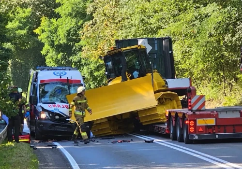 Spycharka zsunęła się z naczepy i trafiła w karetkę – ostre hamowanie na zjeździe