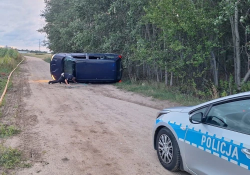Pijany, z zakazem i poszukiwany. 26-latek dachował, uciekając przed Policją
