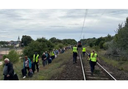 Jastrowie: pasażerowie opuszczają pociąg po zderzeniu z ciężarówką. Polregio uruchomiło zastępczą komunikację