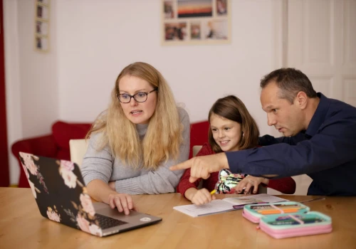 Influencerzy czy rodzice? – kto dziś wychowuje dziecko?
