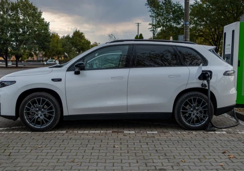 100 km na prądzie. Czy elektryk wygrywa z benzyną?