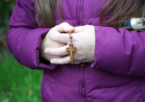Kard. Burke w Amsterdamie: różaniec ma „ogromną moc”