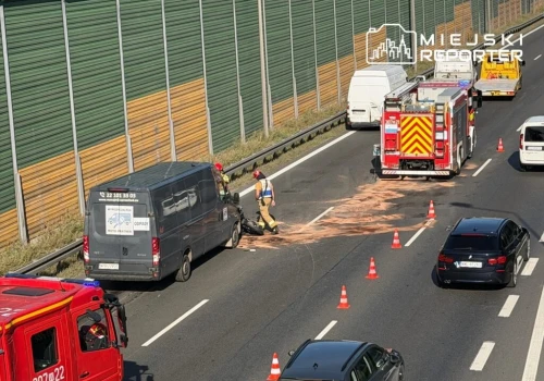 Motocyklista znalazł się pod busem po wypadku na S8. Jest ciężko ranny