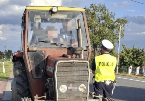 Ciągnikiem przewoził za dużo osób. Kontrola drogowa ujawniła kolejne problemy