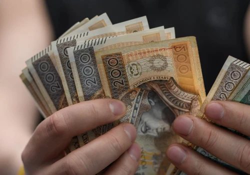 ZUS wypłaca co miesiąc nawet 4352,68 zł. Zarobki nie mają znaczenia