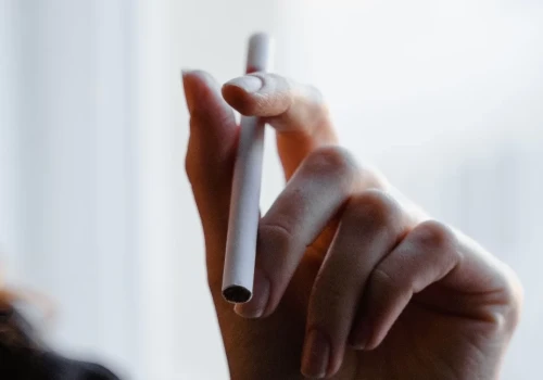 Zakaz jednorazowych e-papierosów coraz bliżej. Rząd chce ograniczyć także smakowe saszetki nikotynowe