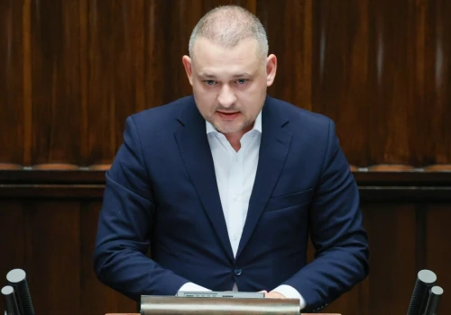 Poseł KO zawieszony w prawach członka klubu. Oto jego majątek